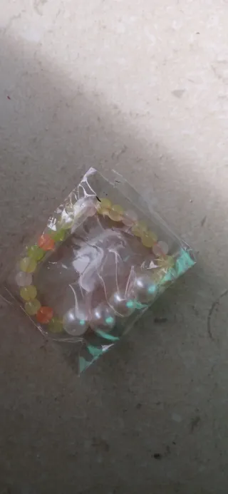 Pulseiras feitas à mão de missangas