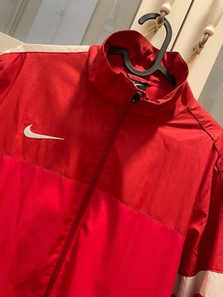 Chaqueta técnica Nike Roja y Blanca