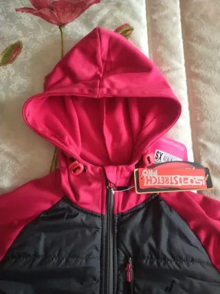 Cortavientos rosa y negro con capucha