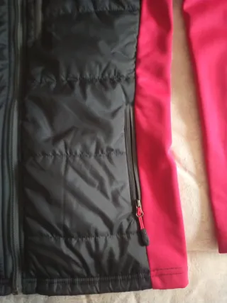 Cortavientos rosa y negro con capucha