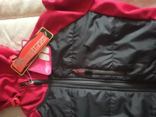 Cortavientos rosa y negro con capucha