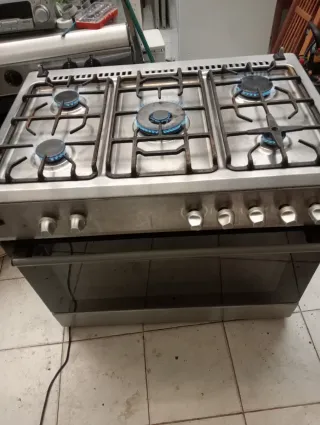 Cocina semi industrial 5 quemadores.