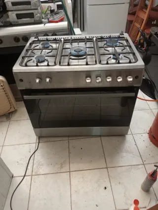 Cocina semi industrial 5 quemadores.