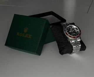 Reloj plateado, rojo y azul