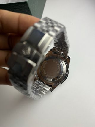 Reloj plateado, rojo y azul