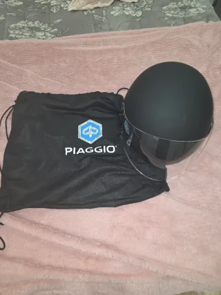 Casco de moto negro con visera