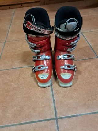 Botas de esquí rojas