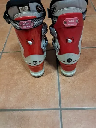 Botas de esquí rojas
