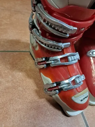 Botas de esquí rojas