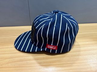 Gorra plana con rayas