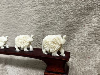 Set 4 elefantes tallados + base madera