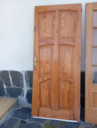 Puerta de calle de madera maciza