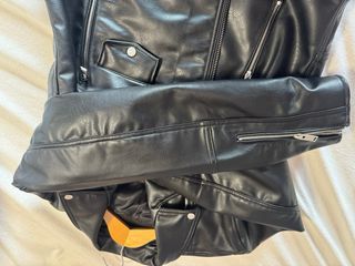 Chaqueta efecto piel negra para hombre