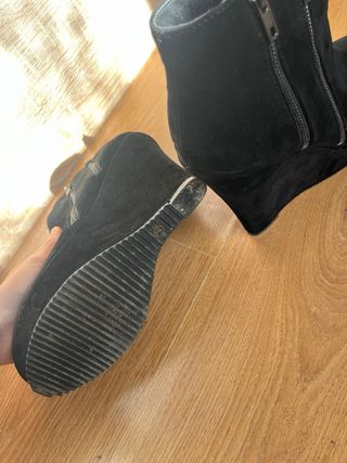 Botines de cuña negros