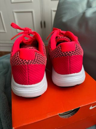 Deportivas Nike Rosas y Rojas