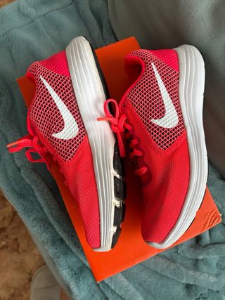 Deportivas Nike Rosas y Rojas