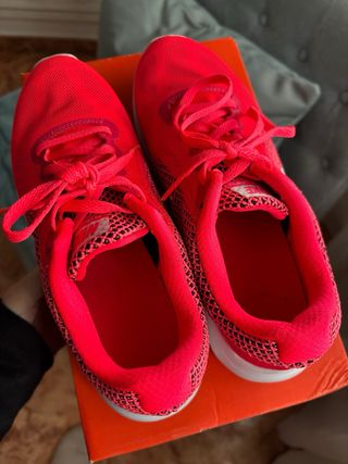 Deportivas Nike Rosas y Rojas