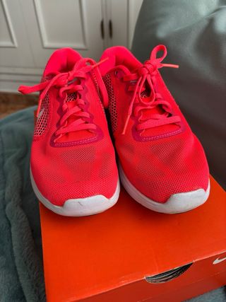 Deportivas Nike Rosas y Rojas