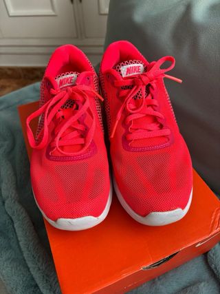 Deportivas Nike Rosas y Rojas