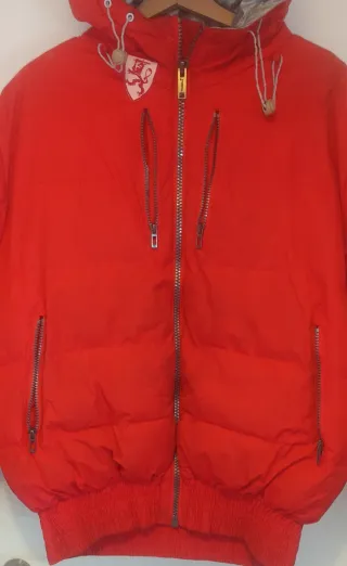 Chaqueta de esquí y plumas roja