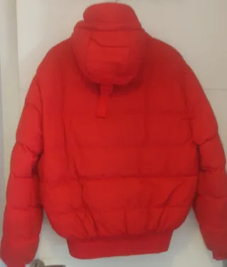 Chaqueta de esquí y plumas roja