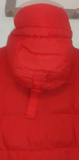 Chaqueta de esquí y plumas roja