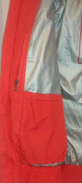 Chaqueta de esquí y plumas roja