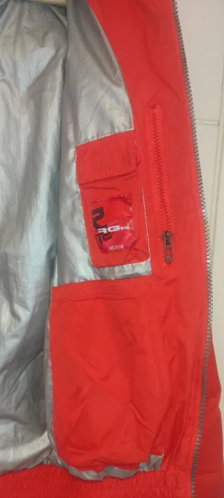 Chaqueta de esquí y plumas roja