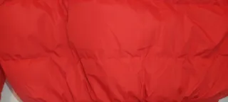 Chaqueta de esquí y plumas roja