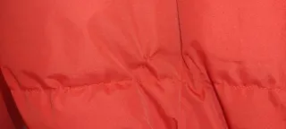 Chaqueta de esquí y plumas roja