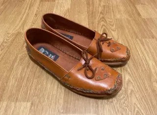 Zapatos bajos piel marrones