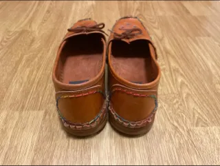 Zapatos bajos piel marrones