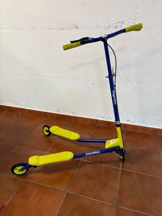 Patinete azul y amarillo