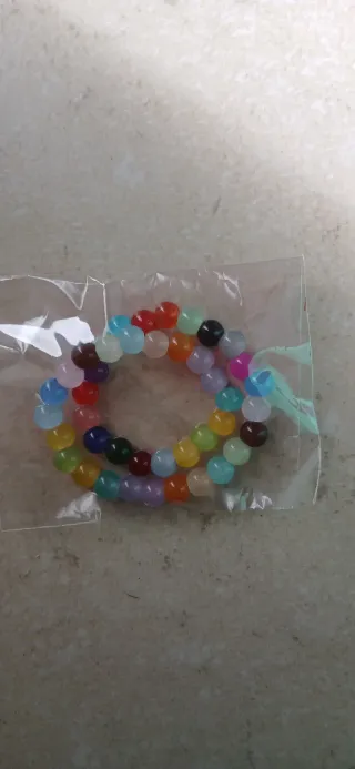 Pulseiras feitas à mão de missangas