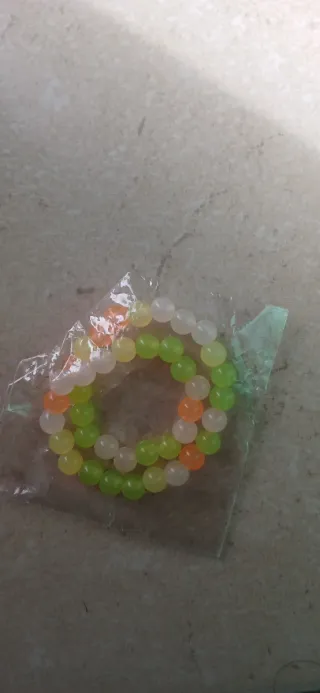 Pulseiras feitas à mão de missangas