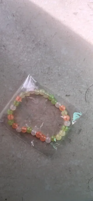 Pulseiras feitas à mão de missangas