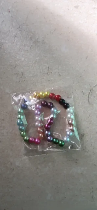 Pulseiras feitas à mão de missangas