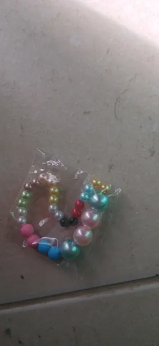 Pulseiras feitas à mão de missangas