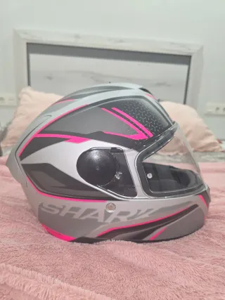 Casco de moto Shark gris y rosa