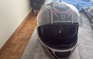 Casco de moto Shark gris y rosa