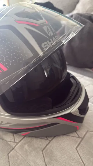 Casco de moto Shark gris y rosa