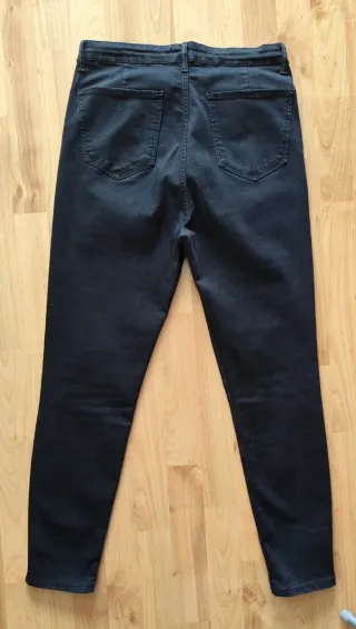 Pantalón vaquero Zara negro.