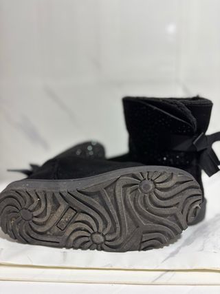 Stivaletti neri con fiocco e brillantini