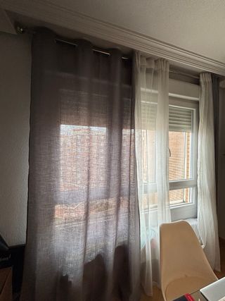 Cortinas grises semitransparentes