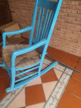 Mecedora de madera azul con asiento de yute