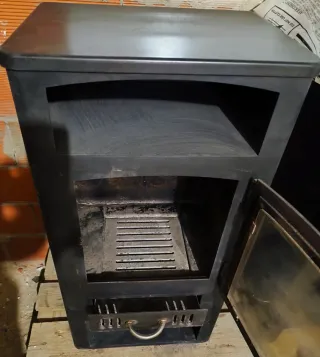 Estufa de leña con horno y leñero