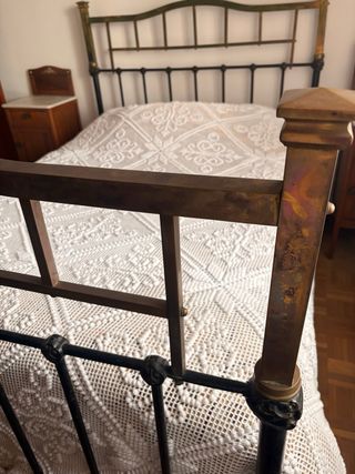 Lit ancien en fer. cama antigua de hierro lacada