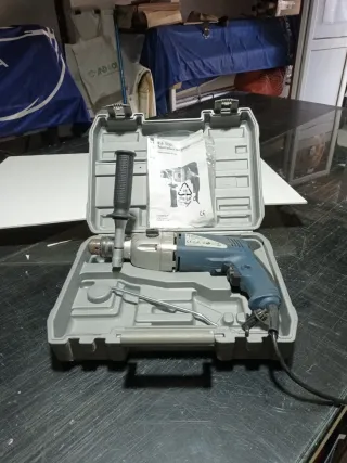 Taladro percutor 1050W con maletín
