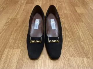 Zapatos negros tacón bajo con detalle dorado