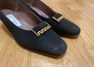 Zapatos negros tacón bajo con detalle dorado